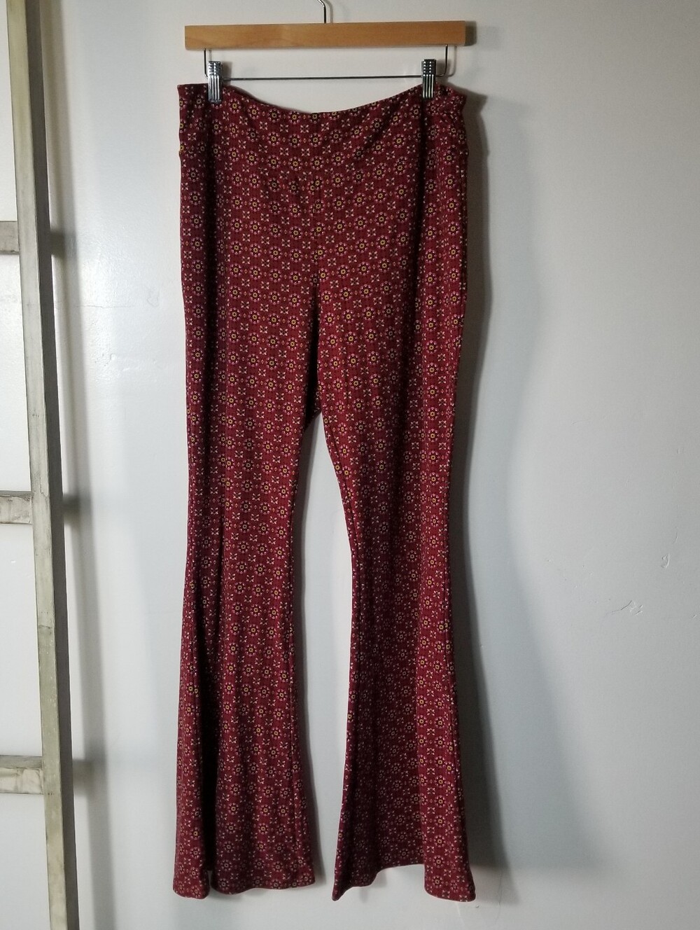 NO BOUNDARIES WOMEN'S RED FLORAL PRINT FLARED LEGGINGS SIZE XL